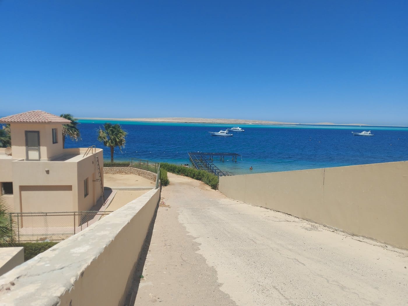 Straße zwischen Mauern mit Blick auf das Meer