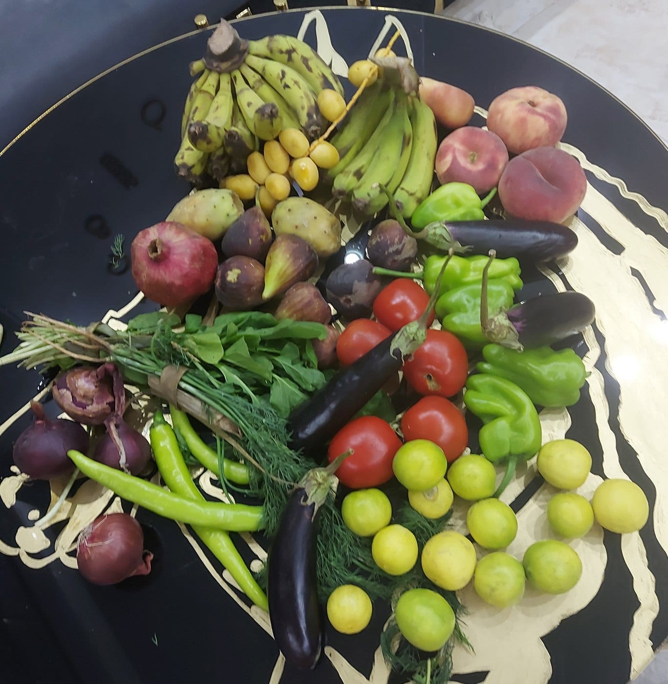 Obst und Gemüse auf einem Tablett